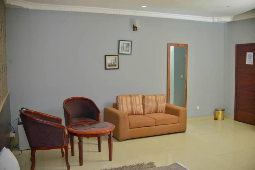 Fawzy Hotel Ibadan Ngoại thất bức ảnh